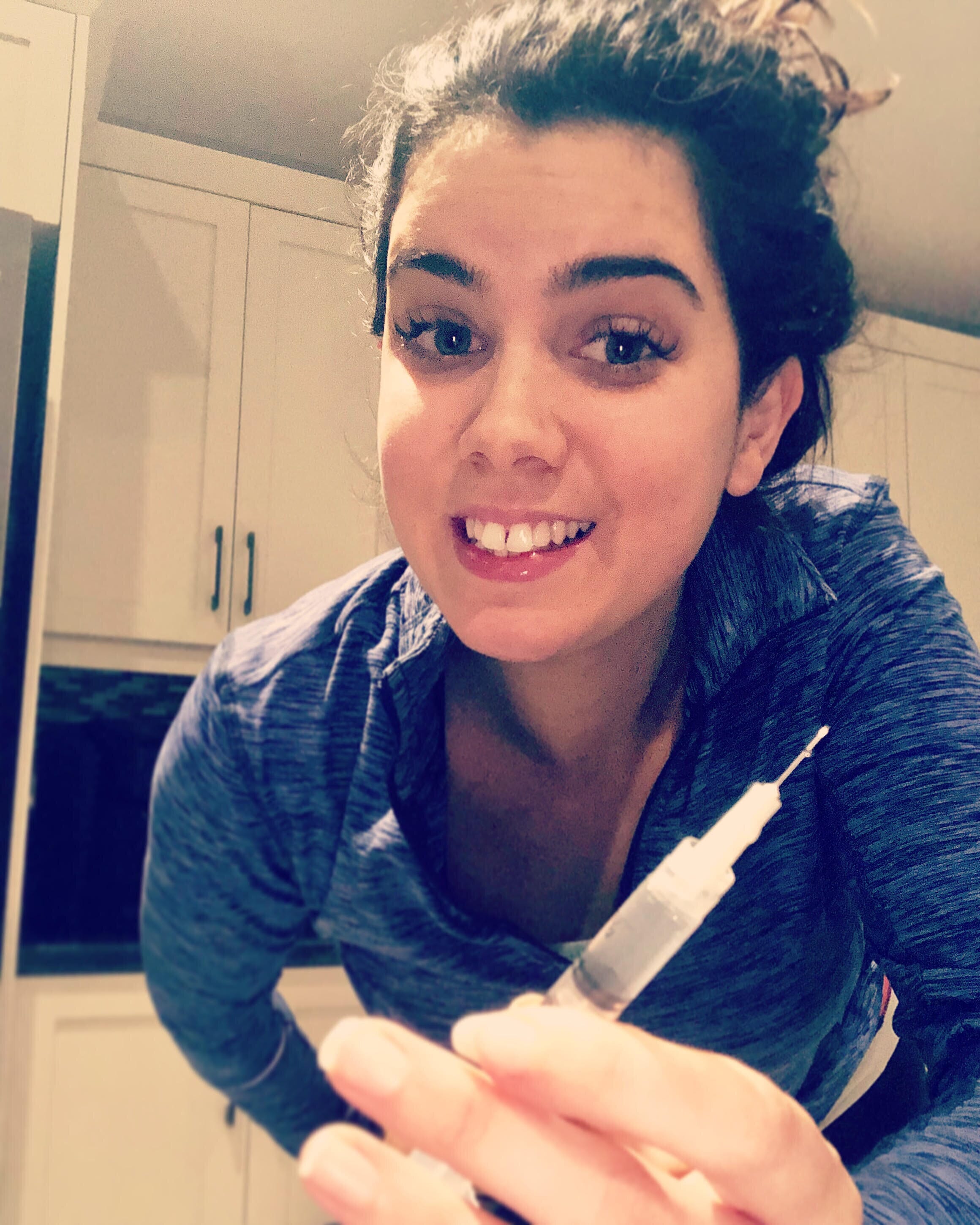 fertility warrior amy baker giving herself an ivf injection