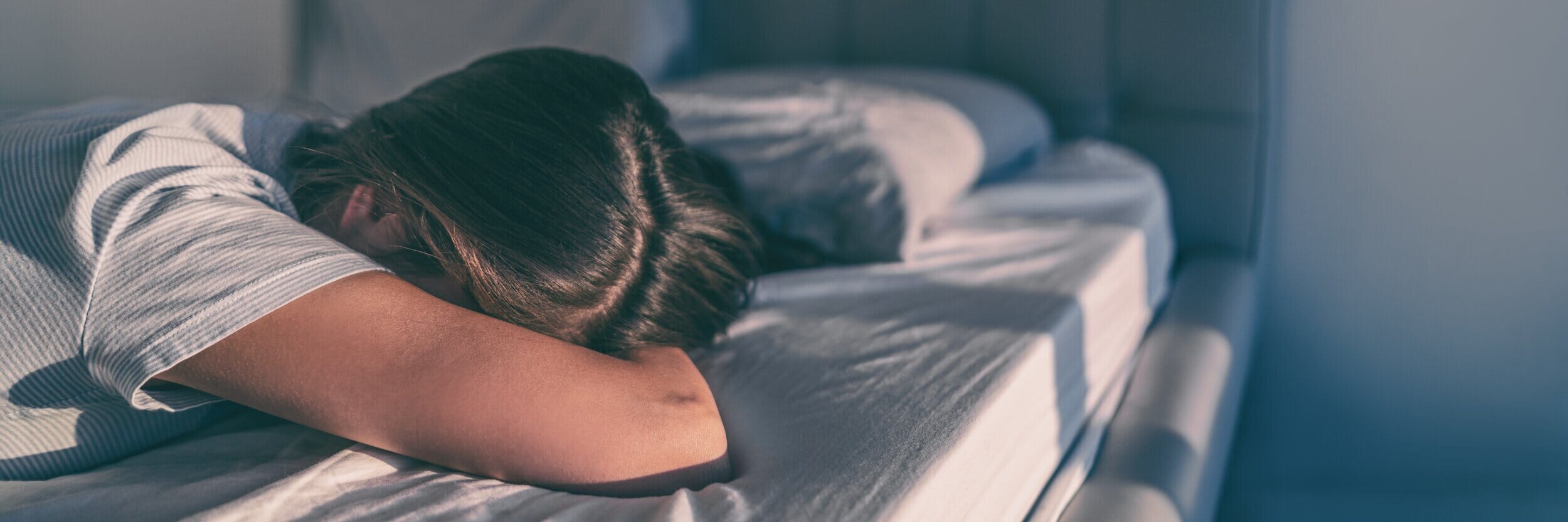 woman in bed suffering infertility ptsd symptoms